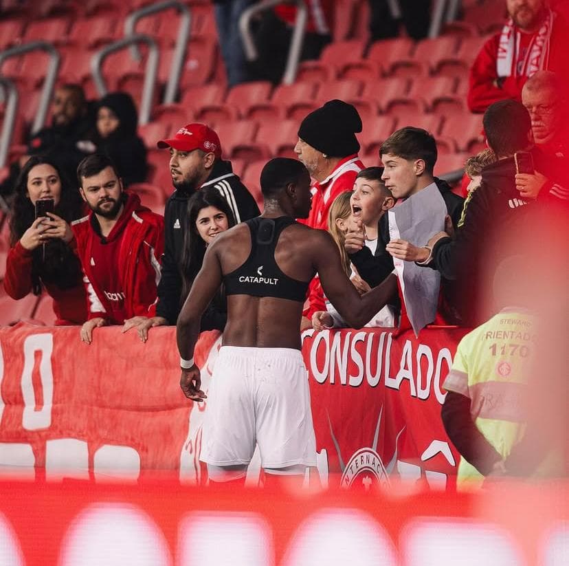 Ricardo Mathias entregou a camisa para Matheus na arquibancada (Foto: Reprodução/Redes Sociais)