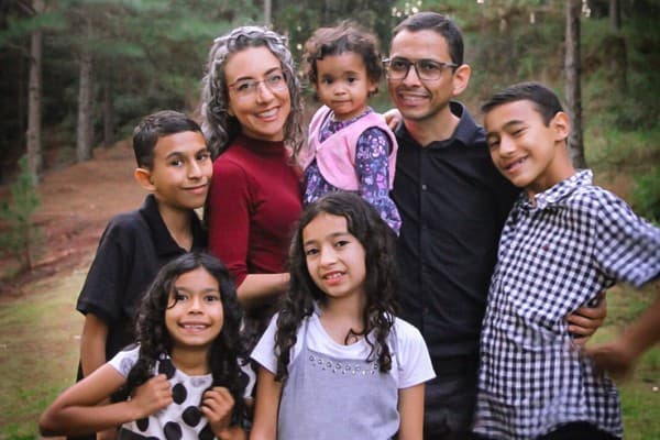 Jeniffer, Julio e seus cinco filhos (Foto: Arquivo pessoal)