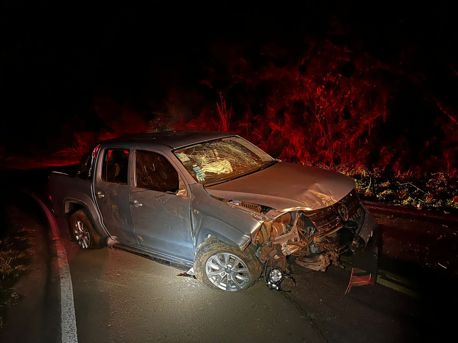 Amarok tomba em Modelo: esposa e sogra ficam feridas