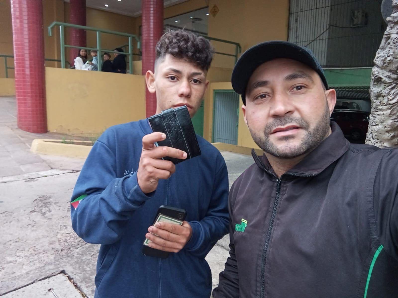 Motorista acha carteira com dinheiro e devolve ao dono