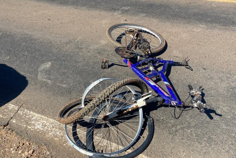 Ciclista foi encaminjado para o hospital  (Foto: Divulgação )