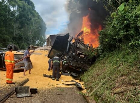 Acidente grave entre carretas e carro deixa mortos e feridos