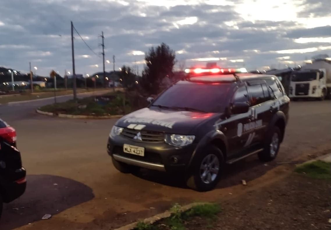 Agentes viajaram 600 km para colocar algemas no acusado (Foto: Polícia Civil)