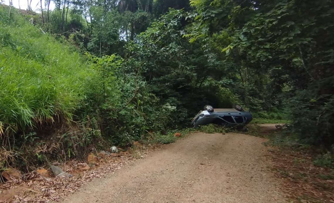 Carro parou no meio de estrada rural (Foto: Corpo de Bombeiros)