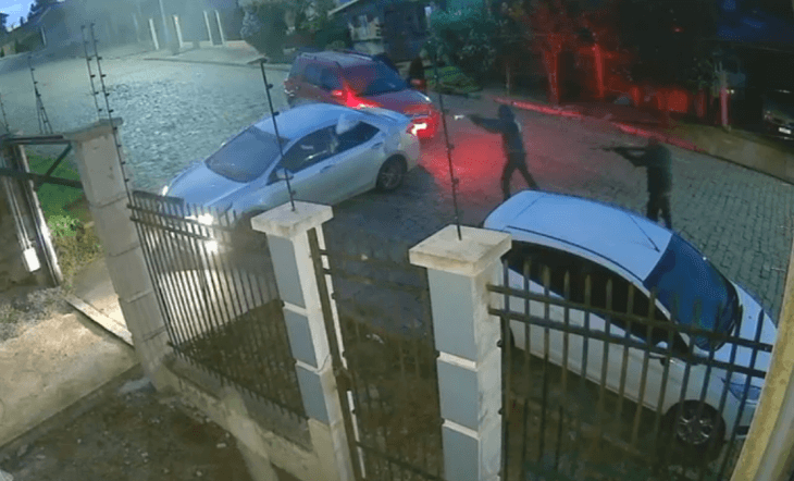 Envolvidos chegam atirando (Foto: Divulgação / Câmera de segurança)