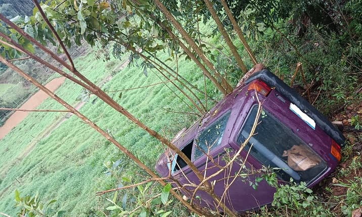 Mulher fica ferida após saída de pista no interior de Modelo (Foto: Bombeiros )