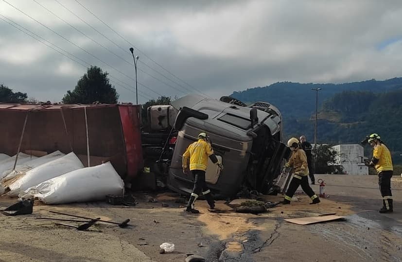 Acidente mobilizou equipes de emergência (Foto: Corpo de Bombeiros)