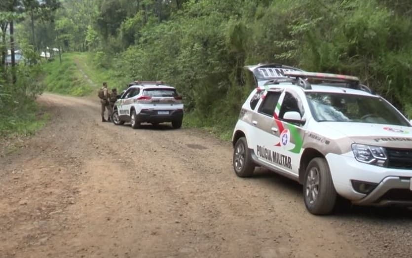 Encapuzados amarram reféns em quarto e 'fazem limpa'