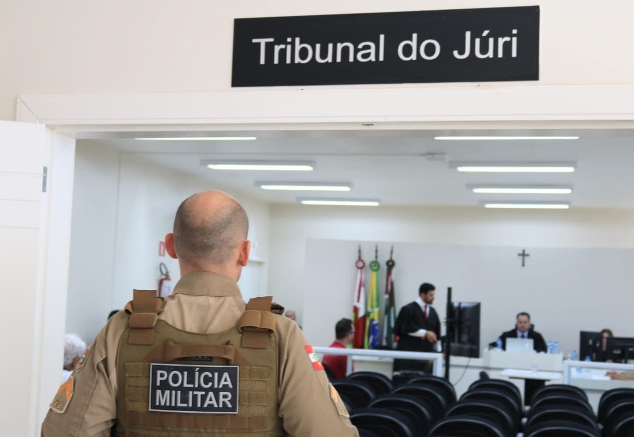 Júri popular está sendo realizado (Foto: Henrique Paulo)