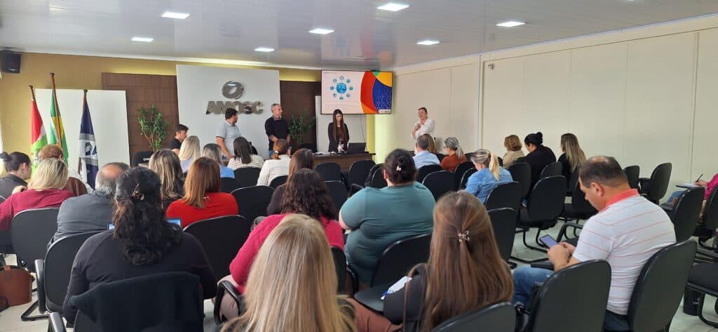 Secretários municipais definem início do ano letivo de 2026 em reunião da Amosc