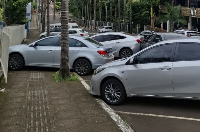 Condutora "tem branco" e atinge três automóveis estacionados
