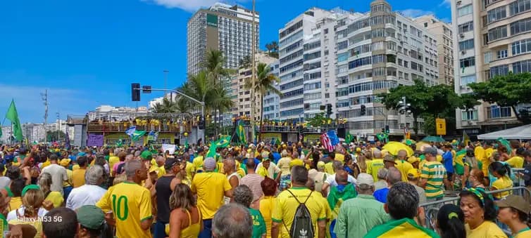 Apoio a Bolsonaro mobiliza multidão em Copacabana