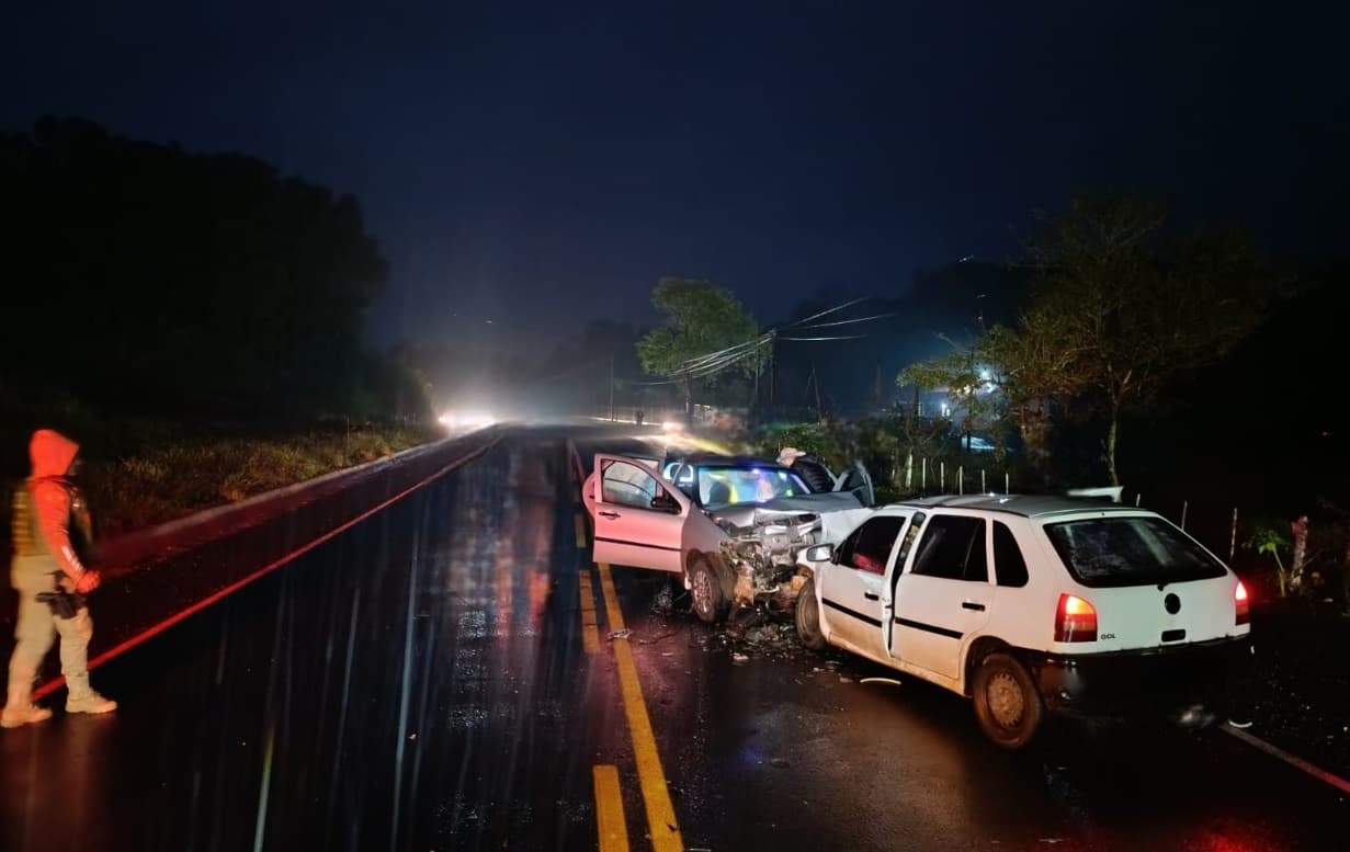Batida frontal deixou uma vítima fatal (Foto: Polícia Militar Rodoviária)
