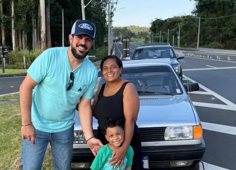 Cantor teve dia de "mecânico" ao salvar família em apuros (Foto: Divulgação)