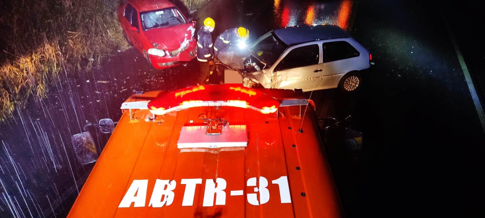 Homem é retirado pelo porta-malas após bater o carro