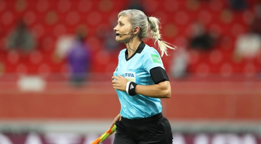 Bandeirinha Neuza Back (Foto: Reprodução Fifa)