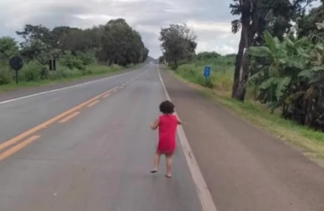 Garoto de 8 anos caminha 10 km ao ser expulso de casa