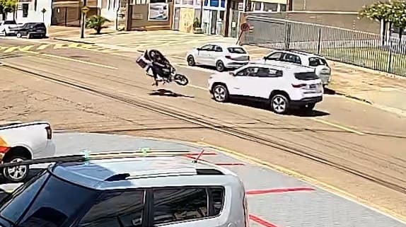 Motocicleta empinou na frente de Jeep (Foto: Divulgação)