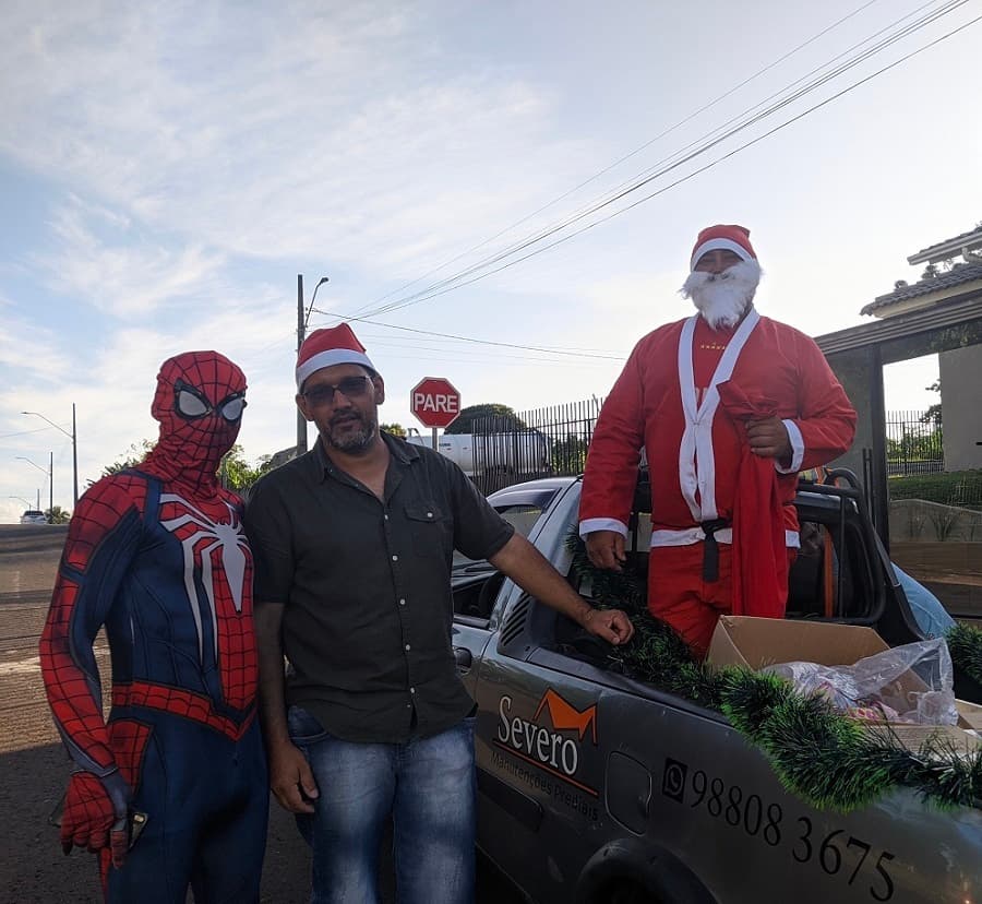 Homem Aranha e Papai Noel realizam ação solidária próximo ao Natal (Foto: Renan Ribeiro)