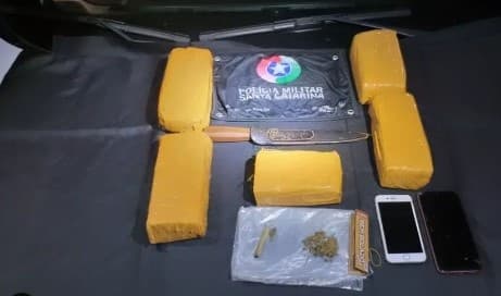 Objetos apreendidos em abordagem policial (Foto: Divulgação / PM)