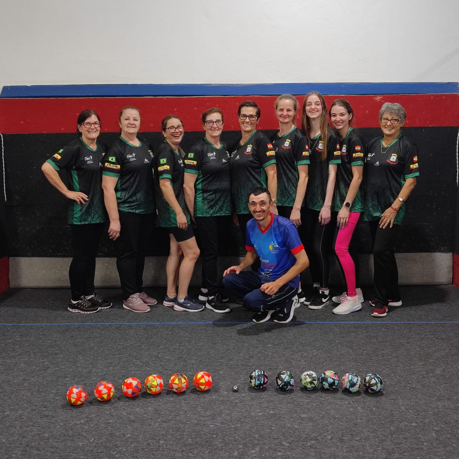 Equipe feminina que representa Pinhalzinho no campeonato (Foto: Amosc/Divulgação)