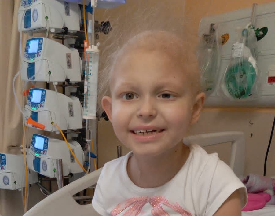 Guerreira desde o nascimento, Júlia enfrenta câncer raro aos 7 anos