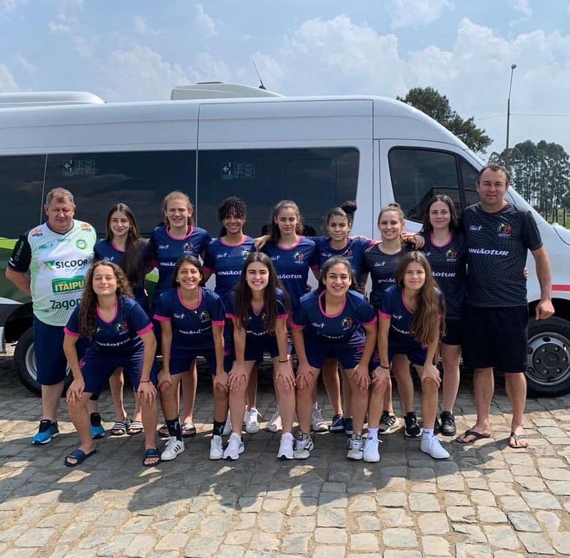 Time feminino de Pinhalzinho já está na Capital do Estado (Foto: Divulgação)
