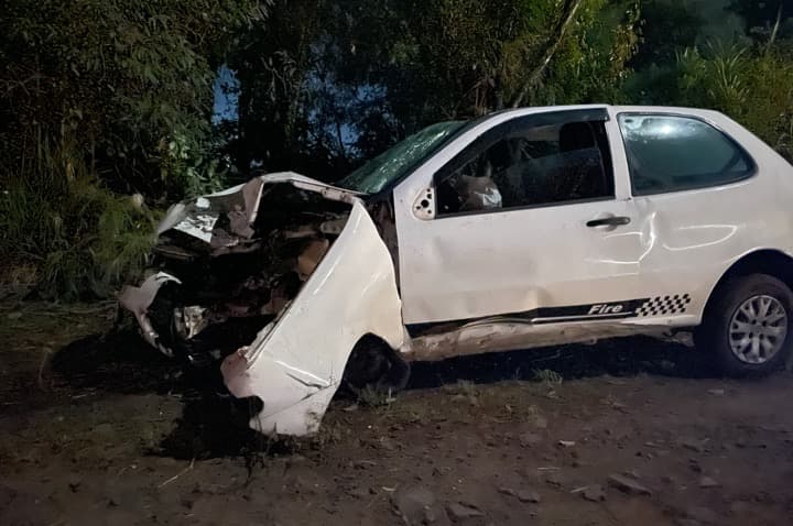 Veículo ficou destruído  (Foto: Henrique Paulo Koch)