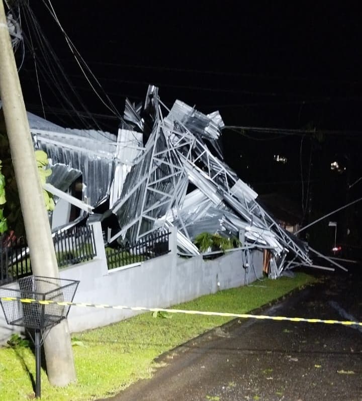 Telhado arrancado por ventania atinge casa, carro e rede elétrica em Águas de Chapecó
