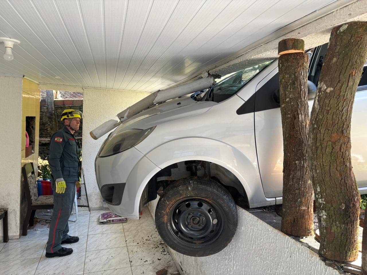 Ford Fiesta fica entalado em "visita surpresa"