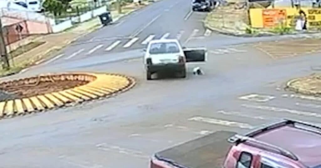 A criança não teve ferimentos graves  (Foto: Reprodução / Câmera de Segurança)