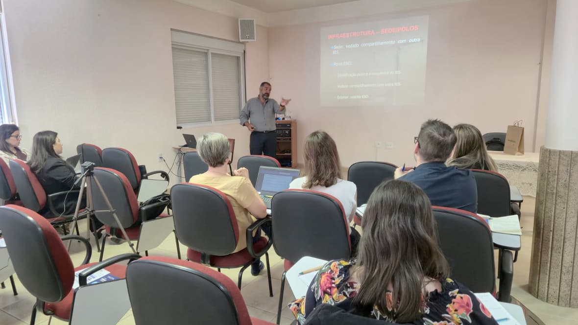 Gustavo Fagundes, especialista em Direito Educacional, palestra no evento (Foto: Divulgação)