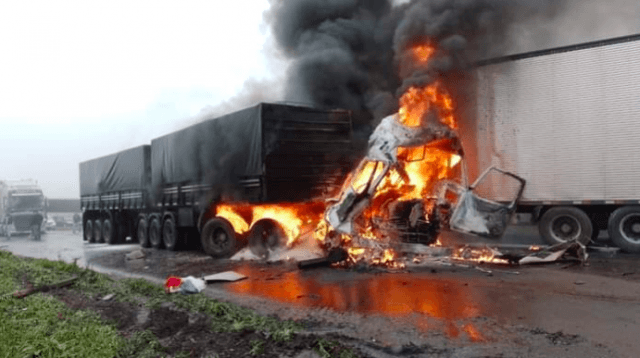 Caminhão pegou fogo após acidente (Foto: PRF)