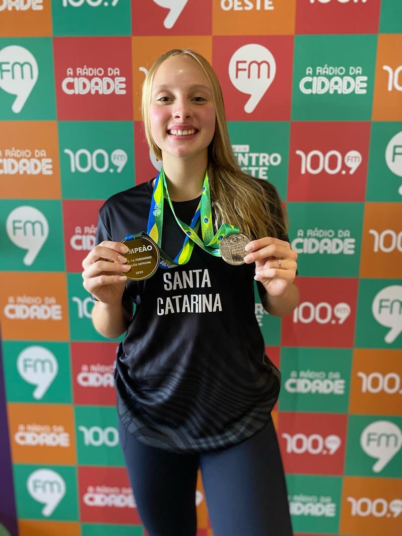Polyana carrega com orgulha suas medalhas conquistada pelo estado (Foto: Felipe Eduardo Zamboni)