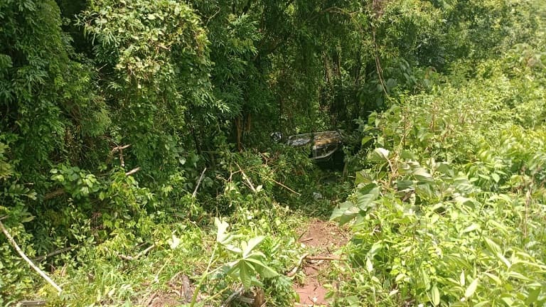 Carro desce em ribanceira no interior de Nova Itaberaba (Foto: Reprodução)