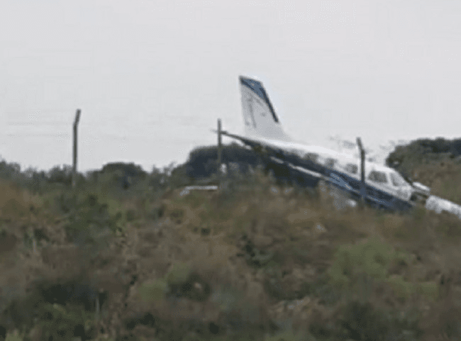 Aeronave parou a metros de um açude (Foto: Divulgação)