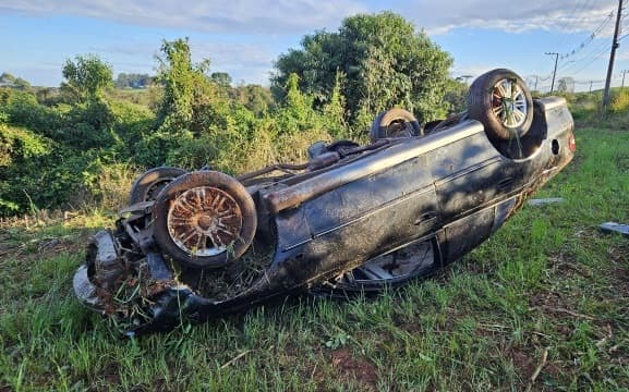 Carro onde estava a vítima fatal (Foto: Marcos Lewe)