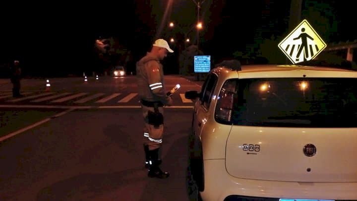 Teste do bafômetro foi realizado em praticamente todas as abordagens (Foto: PMRv)