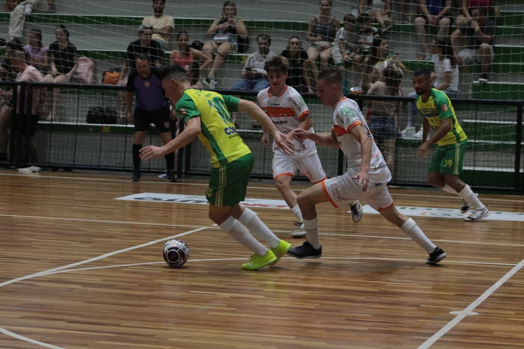 Partida do masculino foi a com mais gols até aqui na competição (Foto: Gilmar Bortese)
