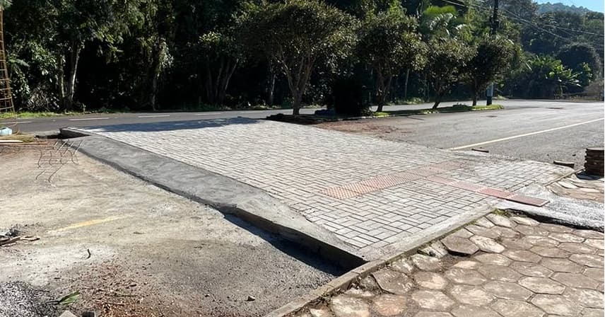 Faixas elevadas estão sendo construídas em Águas Frias  (Foto: Ascom)