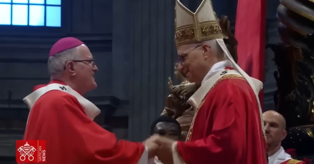 Dom Odelir recebe pálio das mãos do Papa e celebra momento histórico para SC