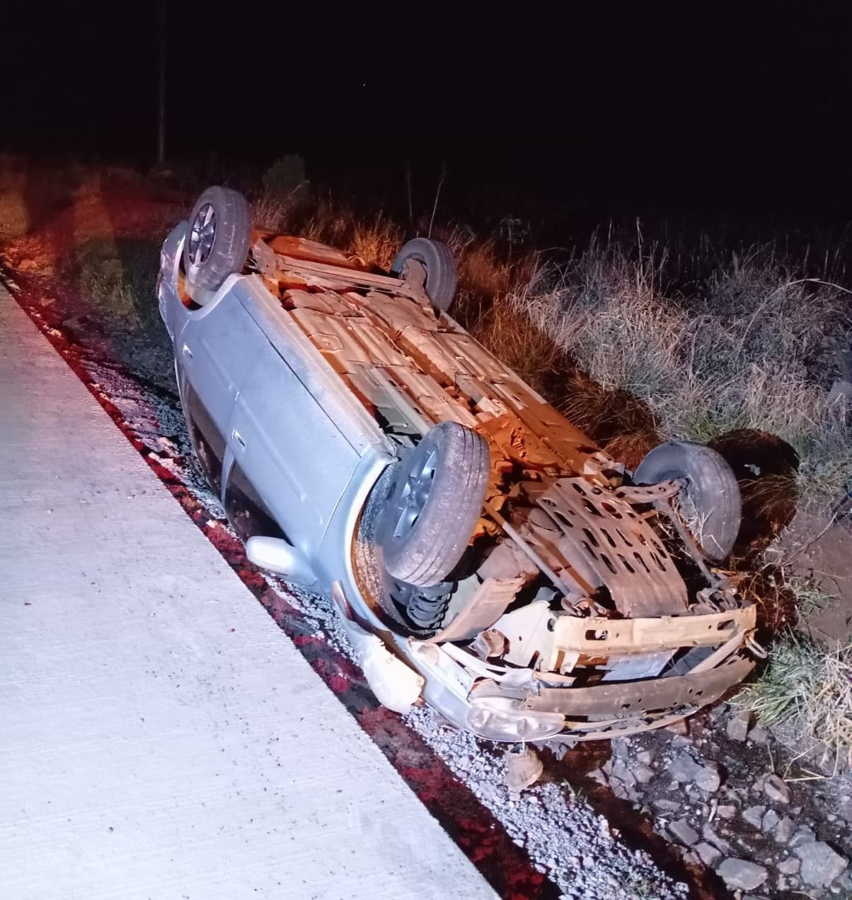 Carro era ocupado por dois adultos e uma criança (Foto: Divulgação CBM)