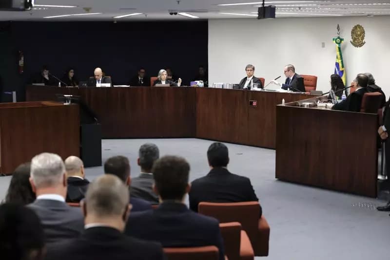 Bolsonaro vira réu no STF por tentativa de golpe de Estado