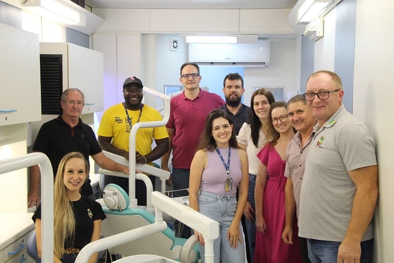 Quatro dentistas e auxiliares vão trabalhos na carreta (Foto: Ascon Nova Erechim )