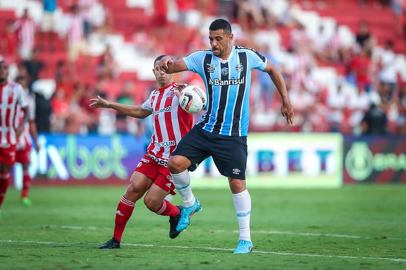 Atacante do Grêmio, Diego Souza disputando jogada com adversário (Foto: Lucas Uebel)