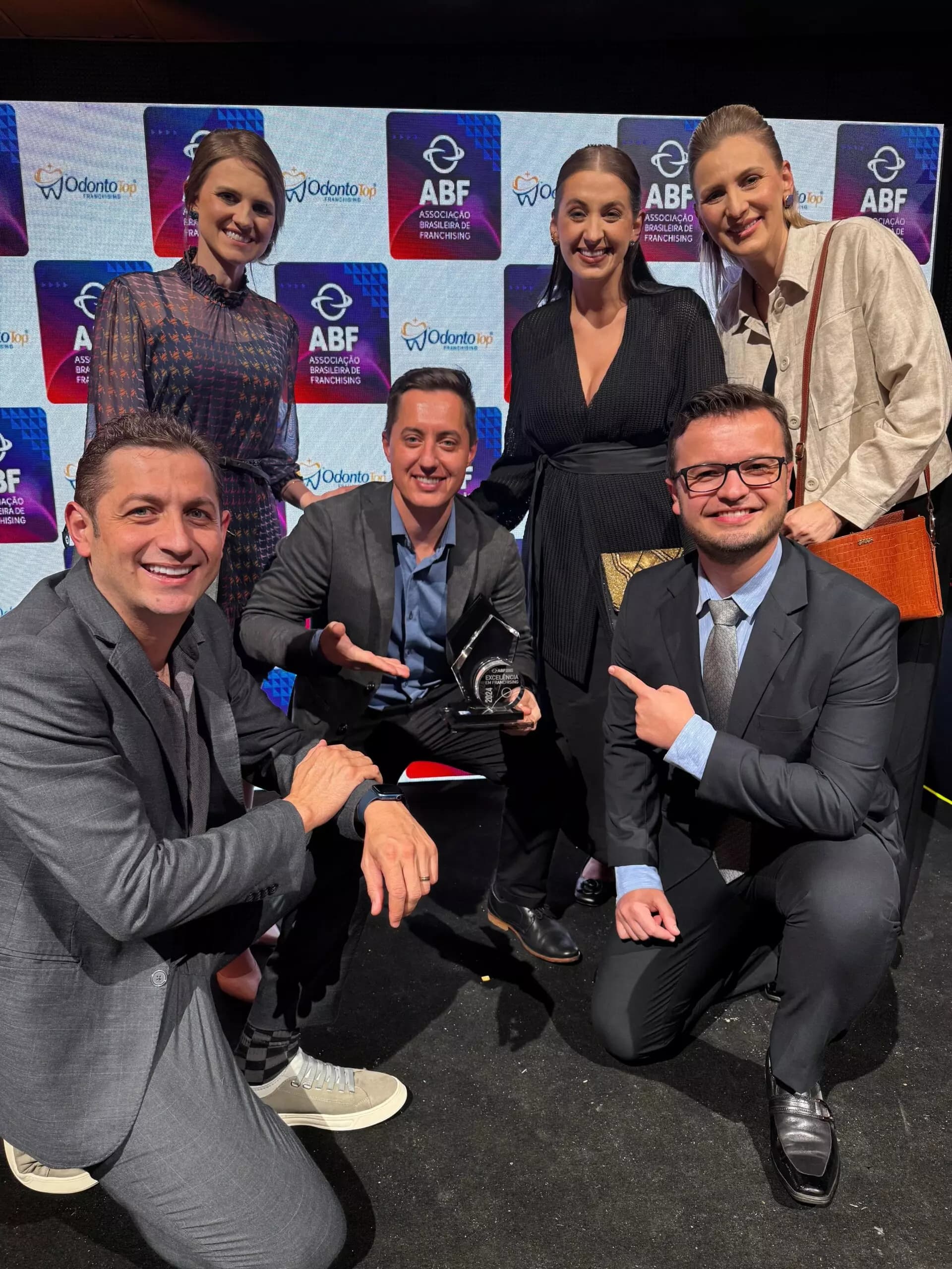 Representantes da OdontoTop comemoram o prêmio recebido (Foto: Divulgação)