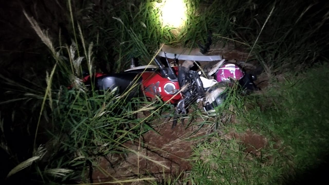 Homem e mulher fraturam o fêmur em colisão entre carro e moto
