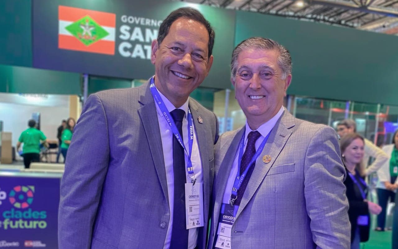Controlador Geral do Estado e Presidente da Fecam juntos no COMAC (Foto: Divulgação)