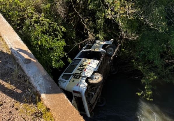 Kombi transportando nove crianças e grávida despenca de ponte