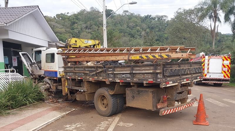 Caminhão colide em Posto de Saúde em Nova Teutônia  (Foto: Divulgação CBM)